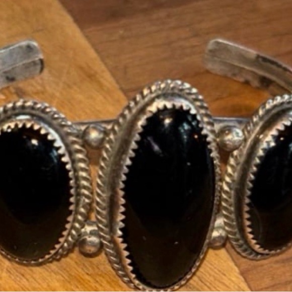 Elegant Silver and Black Stone Bracelet - Picture 2 of 9